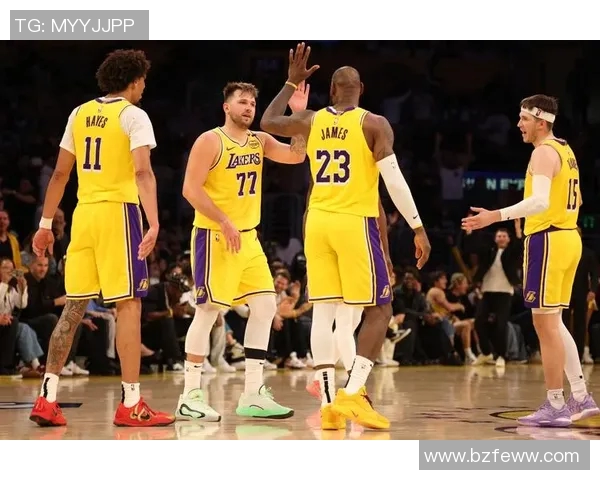 火箭队在激烈对决中以四比三战胜太阳队成功晋级季后赛的精彩瞬间