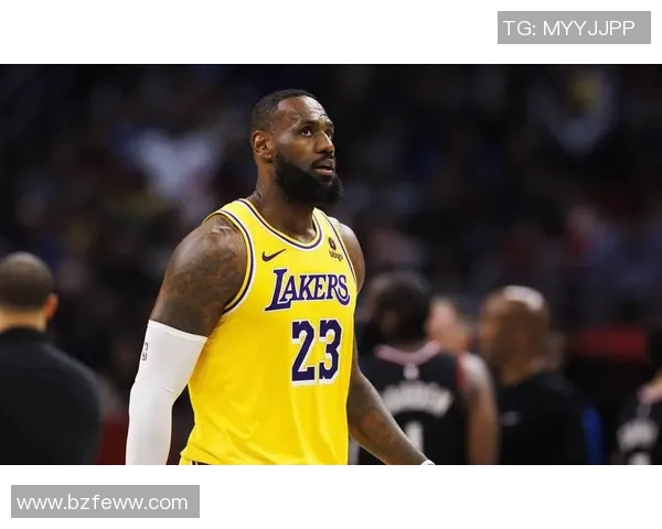 詹姆斯：篮球巨星的辉煌历程与传奇瞬间解析